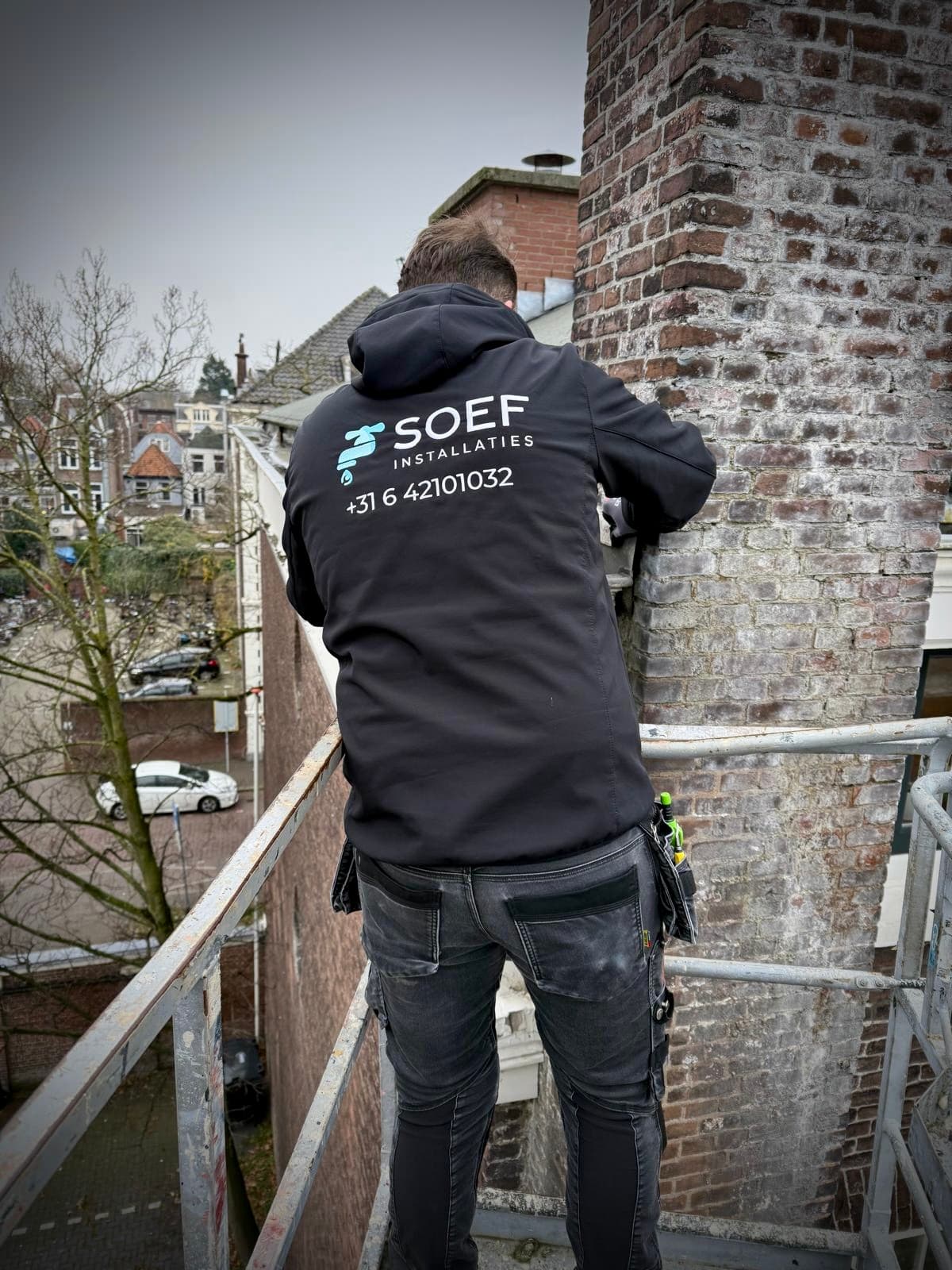 Werkende monteur van Soef Installaties